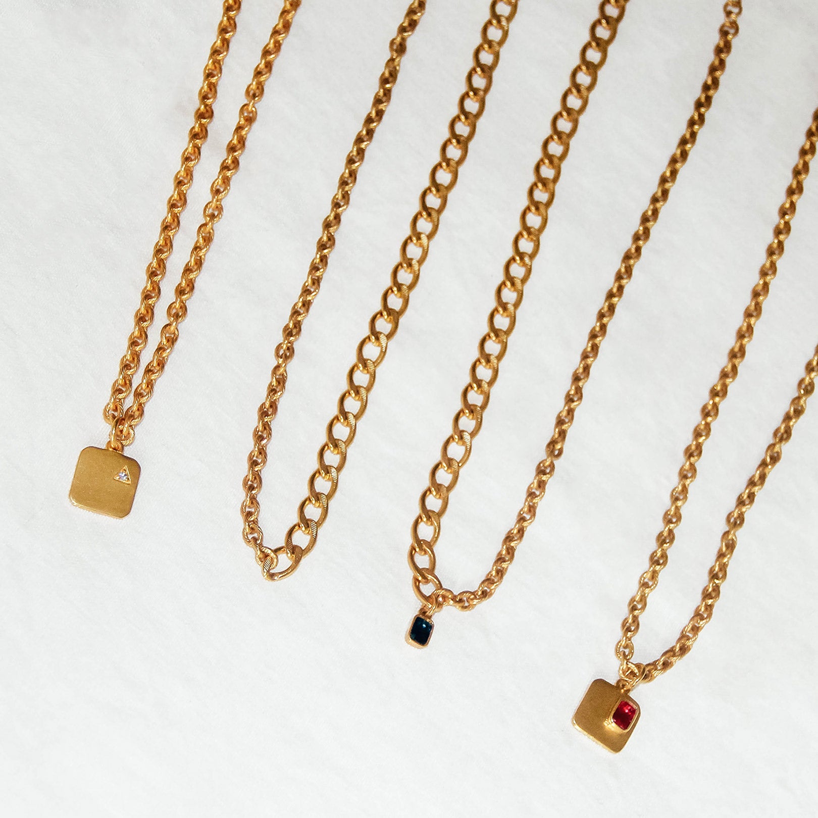 Collares o necklaces bañados en oro de 24 kilates de estilo vintage Sandra Freckled tienda de joyas