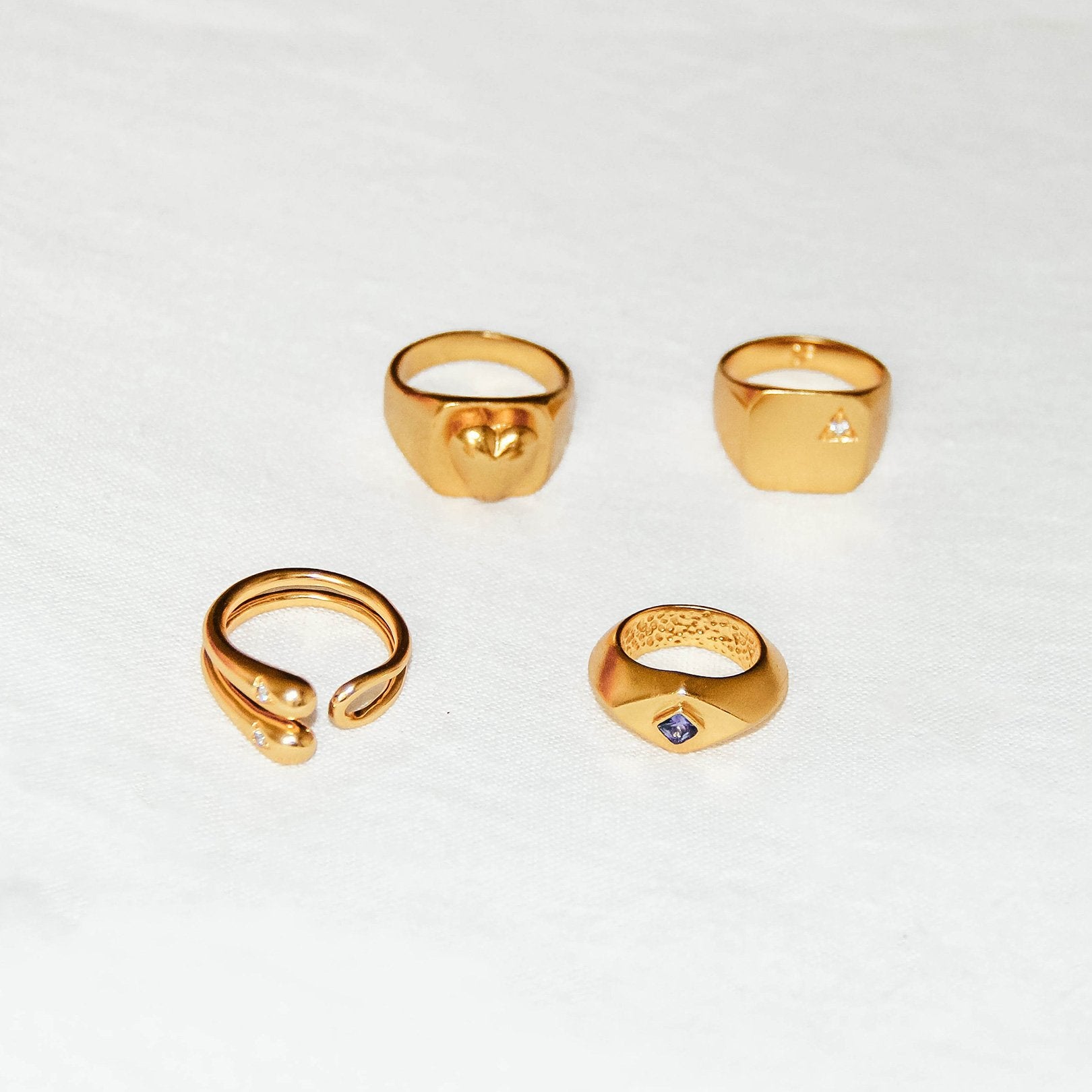 Anillos o rings bañados en oro de 24 kilates de estilo vintage Sandra Freckled tienda de joyas