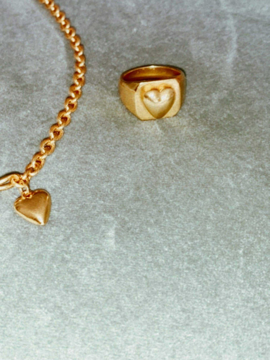 ANILLO dorado amor con un corazón en relieve bañado en oro de 24k de estilo vintage - SANDRA FRECKLED joyeria de mujer