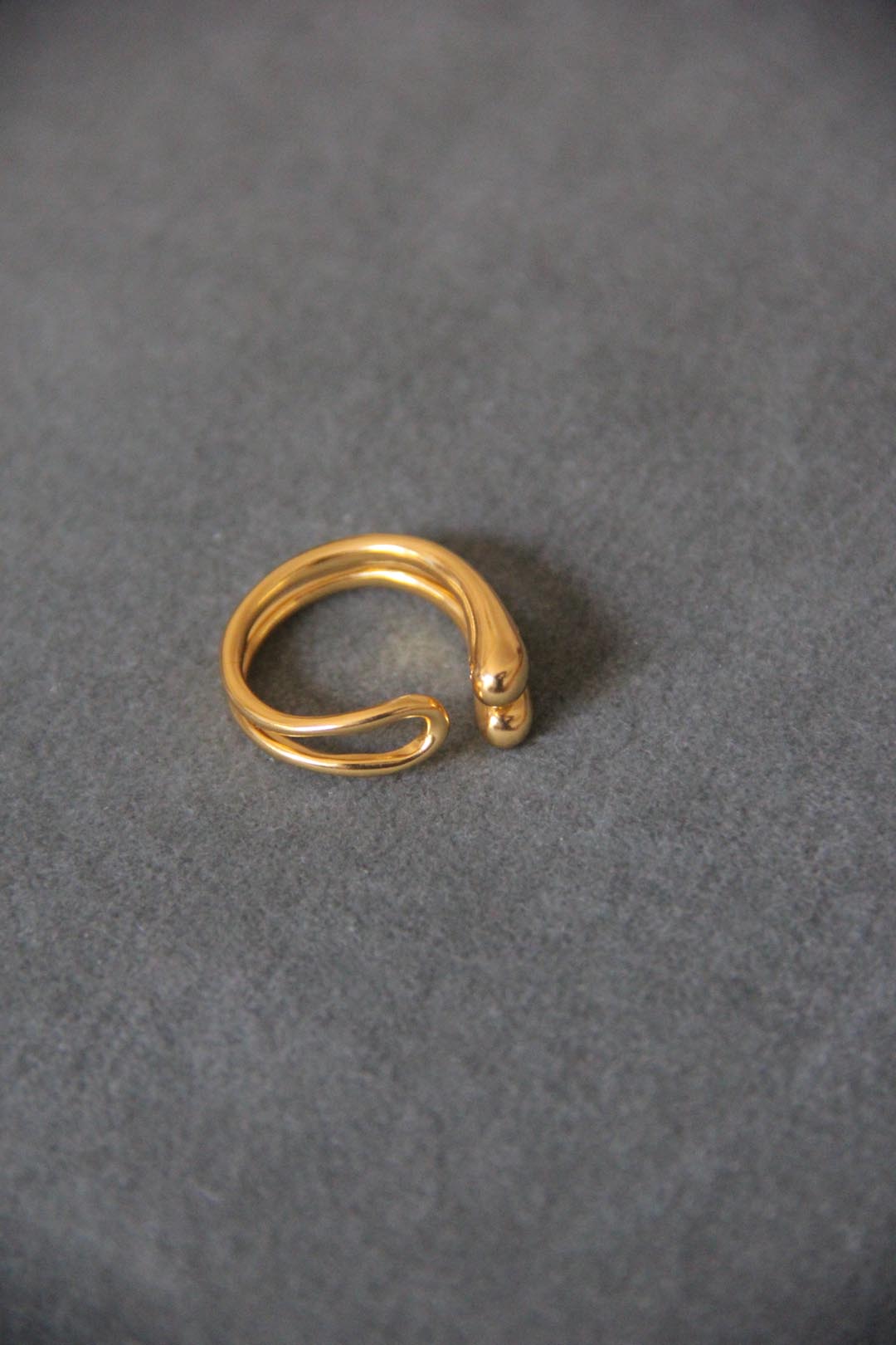 ANILLO dorado irregular MISA bañado en oro de 24k de estilo vintage - SANDRA FRECKLED joyeria de mujer