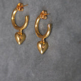 Pendientes de aro dorados AMOR con un colgante corazón bañado en oro de 24k de estilo vintage - SANDRA FRECKLED joyeria de mujer