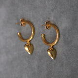 Pendientes de aro dorados AMOR con un colgante corazón bañado en oro de 24k de estilo vintage - SANDRA FRECKLED joyeria de mujer