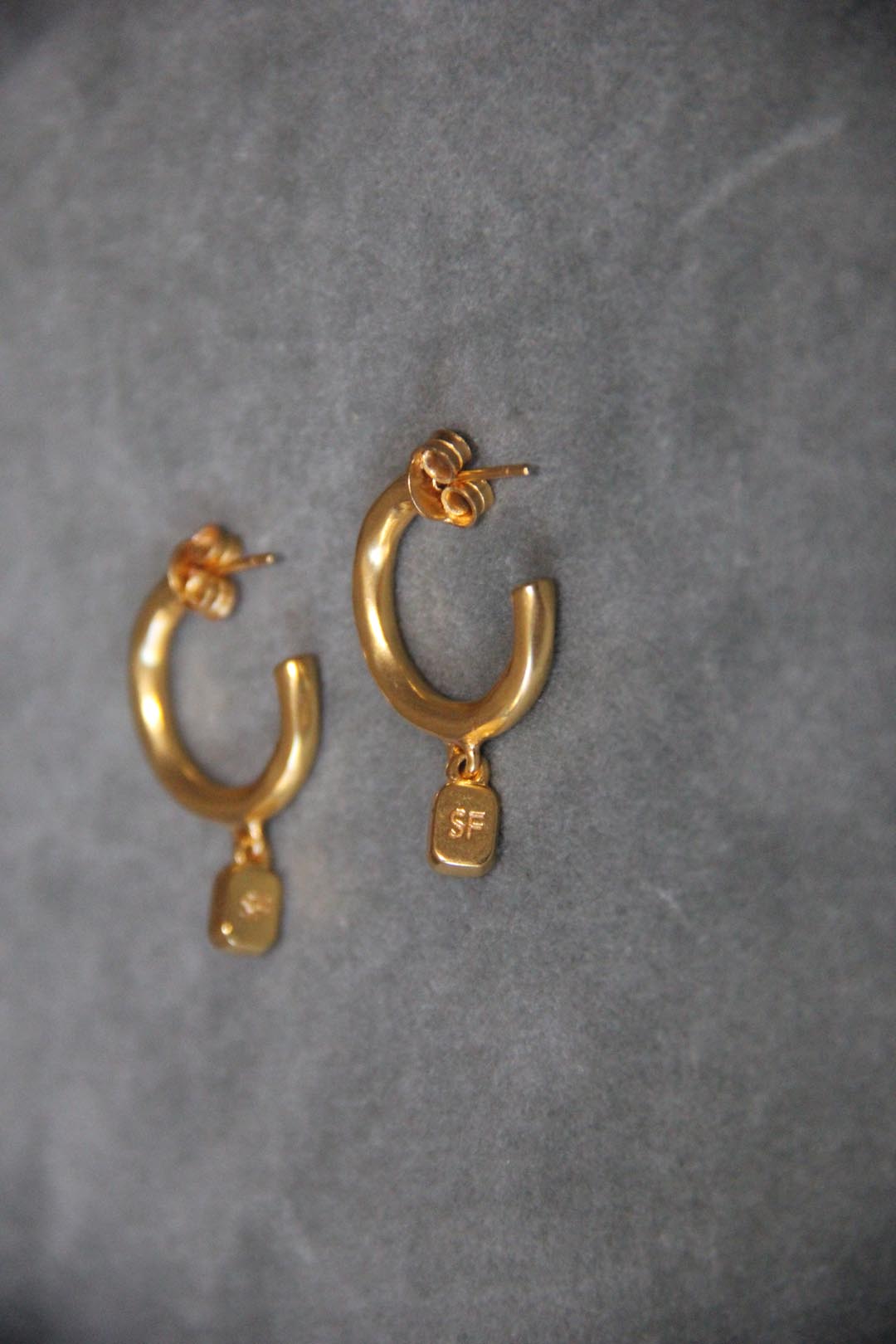 Pendientes de aro dorados con circonita blanca bañado en oro de 24k de estilo vintage - SANDRA FRECKLED joyeria de mujer