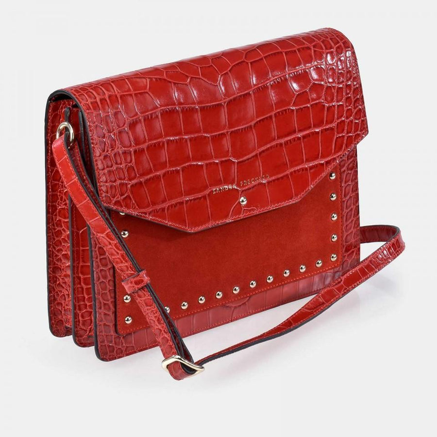 MARIELA GRABADO Bolso de piel de cocodrilo y suede en color rojo con correa decorado con tachuelas. Es un bolso estilo bandolera y de hombro - SANDRA FRECKLED bolsos de mujer