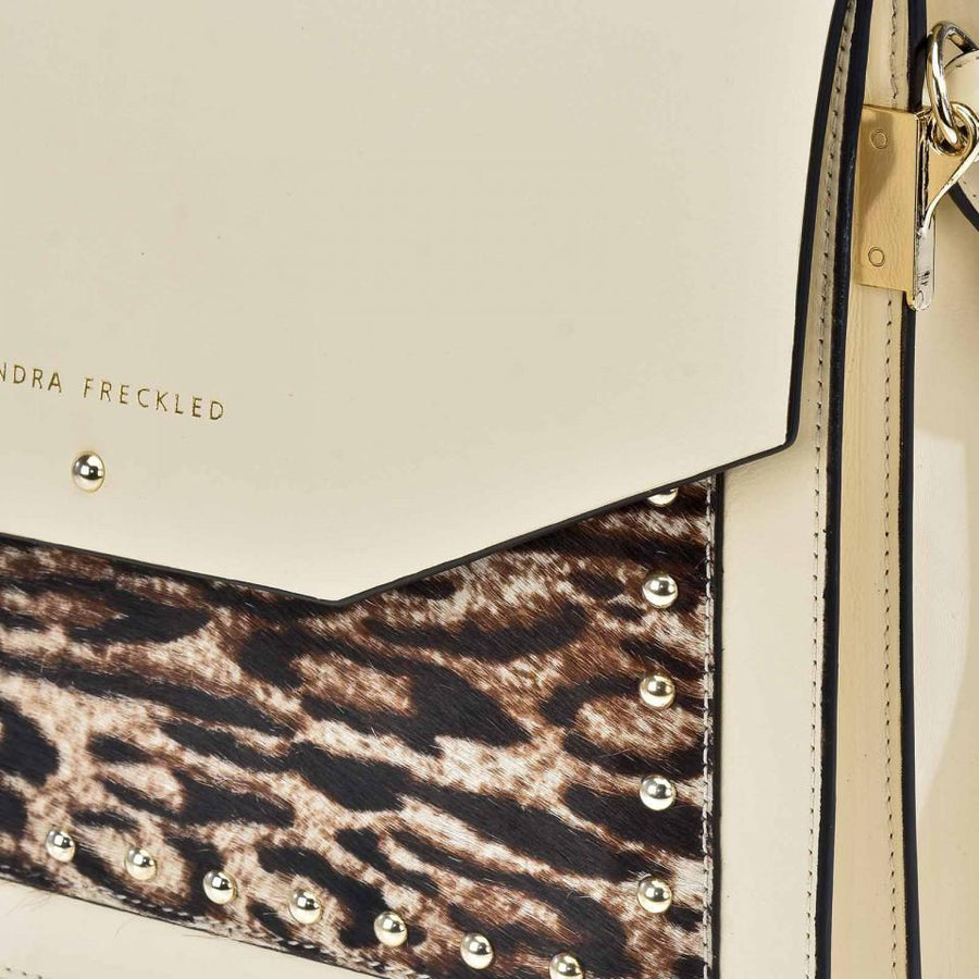 MARIELA PELO Bolso de piel y pelo en color marfil con correa decorado con tachuelas. Es un bolso estilo bandolera y de hombro - SANDRA FRECKLED bolsos de mujer