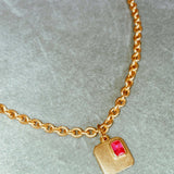 Collar o Cadena de oro con colgante cuadrado con una circonita roja bañada en oro de 24k de estilo vintage - SANDRA FRECKLED joyeria de mujer