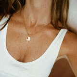 Collar o Cadena de oro con colgante cuadrado con una circonita roja bañada en oro de 24k de estilo vintage - SANDRA FRECKLED joyeria de mujer