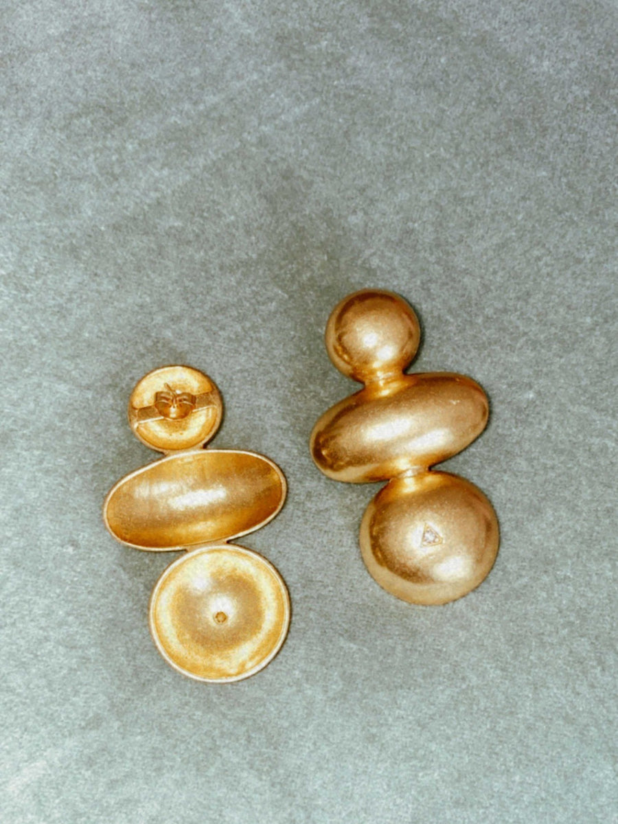 Pendientes de oro MISA elegante e irregular bañados en oro de 24k con dos pequeñas circonitas de estilo vintage  - SANDRA FRECKLED joyeria de mujer