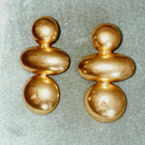 Pendientes de oro MISA elegante e irregular bañados en oro de 24k con dos pequeñas circonitas de estilo vintage - SANDRA FRECKLED joyeria de mujer