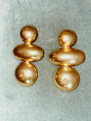 Pendientes de oro MISA elegante e irregular bañados en oro de 24k con dos pequeñas circonitas de estilo vintage - SANDRA FRECKLED joyeria de mujer