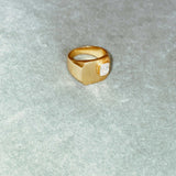 ANILLO de oro SELLO cuadrado con circonita blanca bañado en oro de 24k de estilo vintage - SANDRA FRECKLED joyeria de mujer
