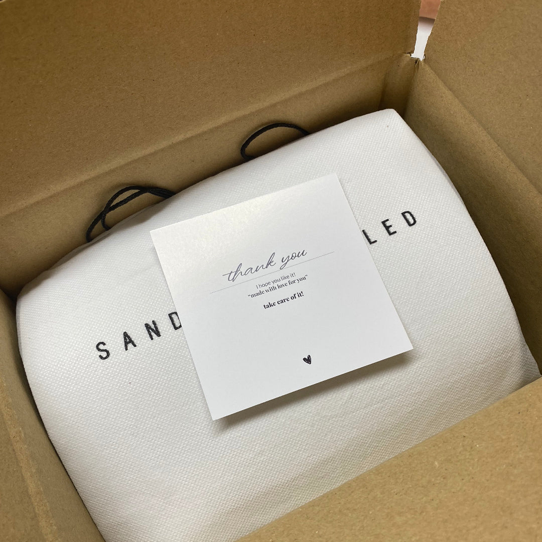 Sandra Freckled, a diferencia del Fast Fashion defiende la teoría de la no temporalidad. Creando un producto atemporal y en contra de cambiar colecciones cada 6 meses! Ella define que un producto es un buen producto cuando eres capaz de valorarlo y utiliz