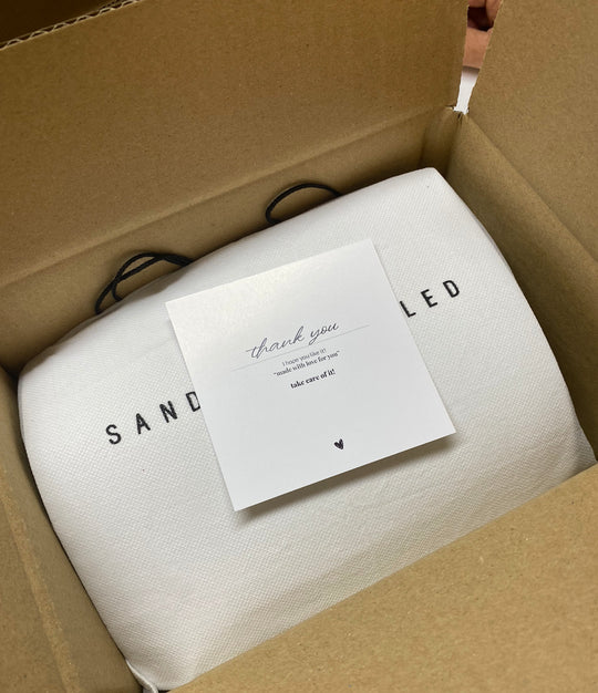 Sandra Freckled, a diferencia del Fast Fashion defiende la teoría de la no temporalidad. Creando un producto atemporal y en contra de cambiar colecciones cada 6 meses! Ella define que un producto es un buen producto cuando eres capaz de valorarlo y utiliz