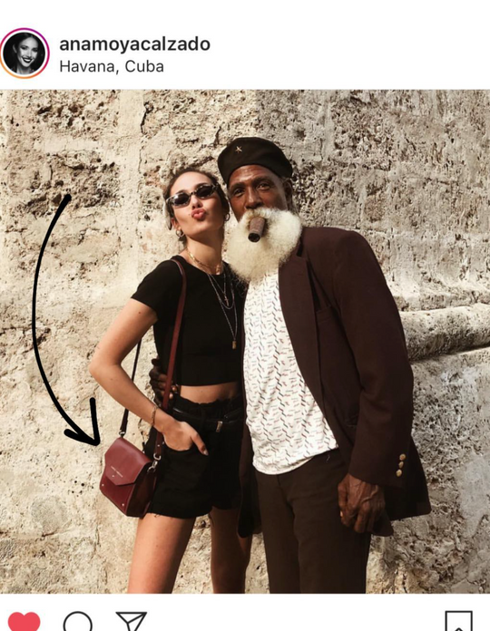 ana moya con su bolso de piel made in spain de sandra freckled julieta burdeos