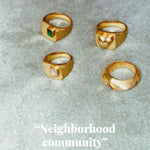 ANILLO dorado amor con un corazón en relieve bañado en oro de 24k de estilo vintage - SANDRA FRECKLED joyeria de mujer