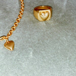 ANILLO dorado amor con un corazón en relieve bañado en oro de 24k de estilo vintage - SANDRA FRECKLED joyeria de mujer