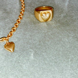 ANILLO dorado amor con un corazón en relieve bañado en oro de 24k de estilo vintage - SANDRA FRECKLED joyeria de mujer