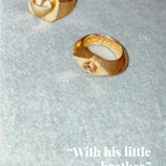 ANILLO dorado amor con un corazón en relieve bañado en oro de 24k de estilo vintage - SANDRA FRECKLED joyeria de mujer