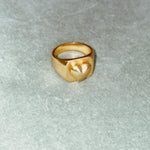 ANILLO dorado amor  con un corazón en relieve bañado en oro de 24k de estilo vintage - SANDRA FRECKLED joyeria de mujer