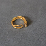 ANILLO dorado irregular MISA bañado en oro de 24k de estilo vintage - SANDRA FRECKLED joyeria de mujer