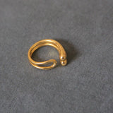 ANILLO dorado irregular MISA bañado en oro de 24k de estilo vintage - SANDRA FRECKLED joyeria de mujer