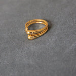 ANILLO dorado irregular MISA bañado en oro de 24k de estilo vintage - SANDRA FRECKLED joyeria de mujer