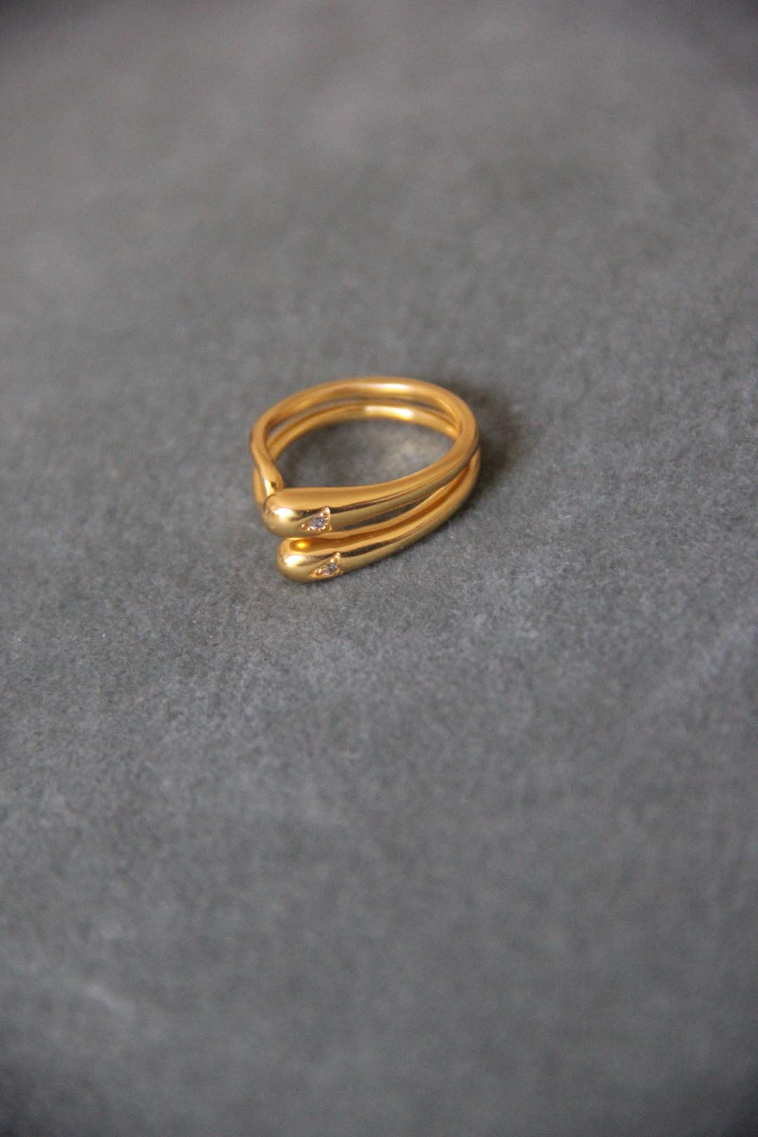 ANILLO dorado irregular MISA bañado en oro de 24k de estilo vintage - SANDRA FRECKLED joyeria de mujer