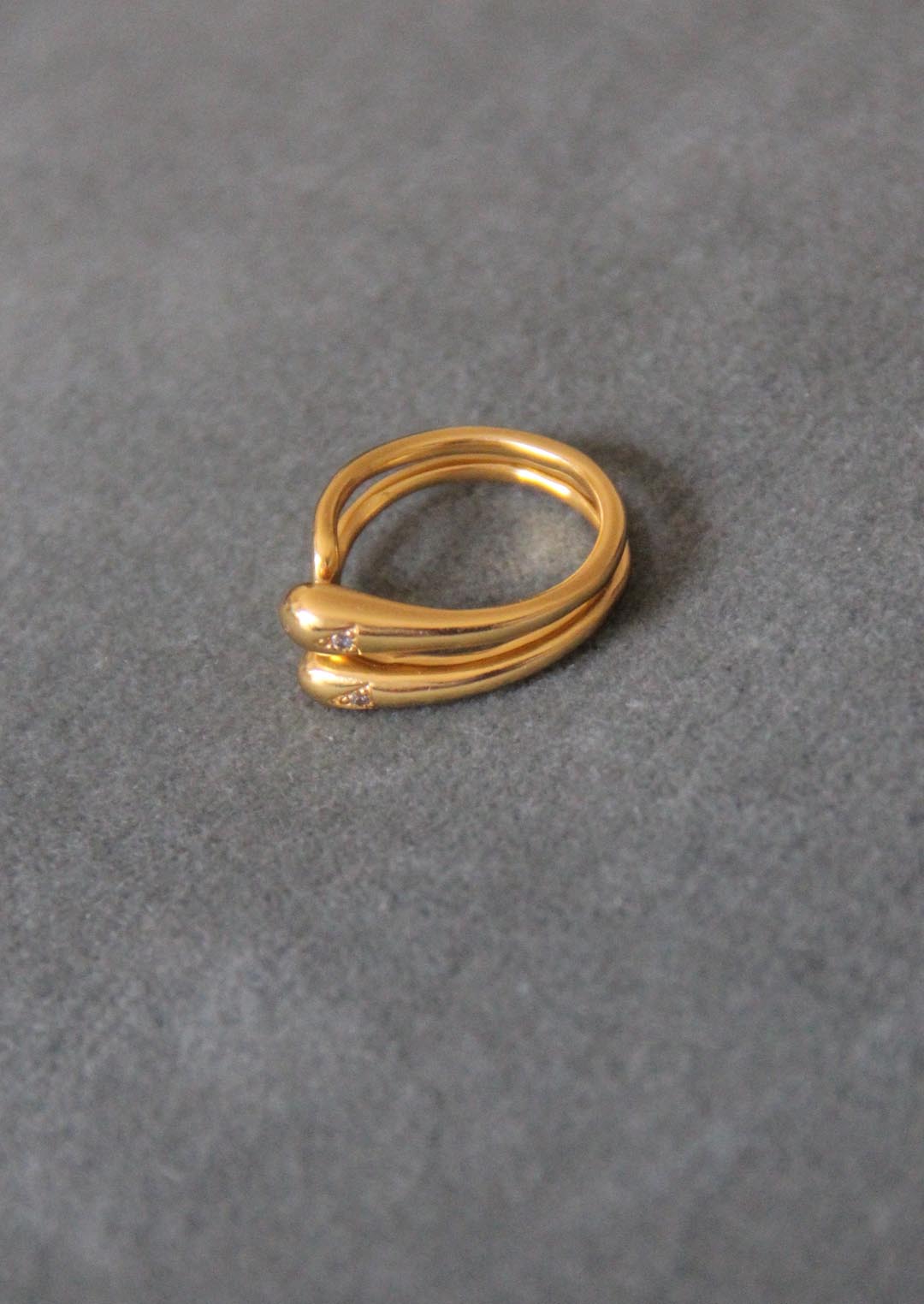 ANILLO dorado irregular MISA bañado en oro de 24k de estilo vintage - SANDRA FRECKLED joyeria de mujer