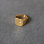 ANILLO de oro sello Misa cuadrado con circonita blanca bañado en oro de 24k de estilo vintage - SANDRA FRECKLED joyeria de mujer