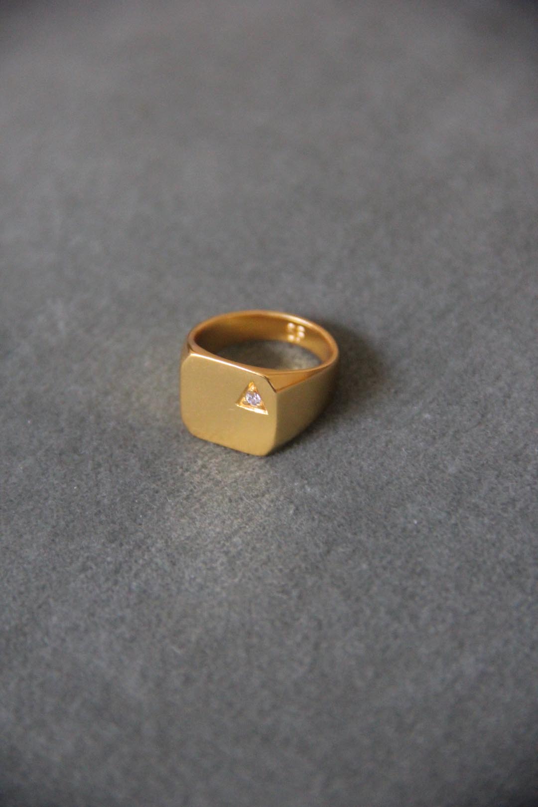 ANILLO de oro sello Misa cuadrado con circonita blanca bañado en oro de 24k de estilo vintage - SANDRA FRECKLED joyeria de mujer