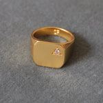 ANILLO de oro sello Misa cuadrado con circonita blanca bañado en oro de 24k de estilo vintage - SANDRA FRECKLED joyeria de mujer