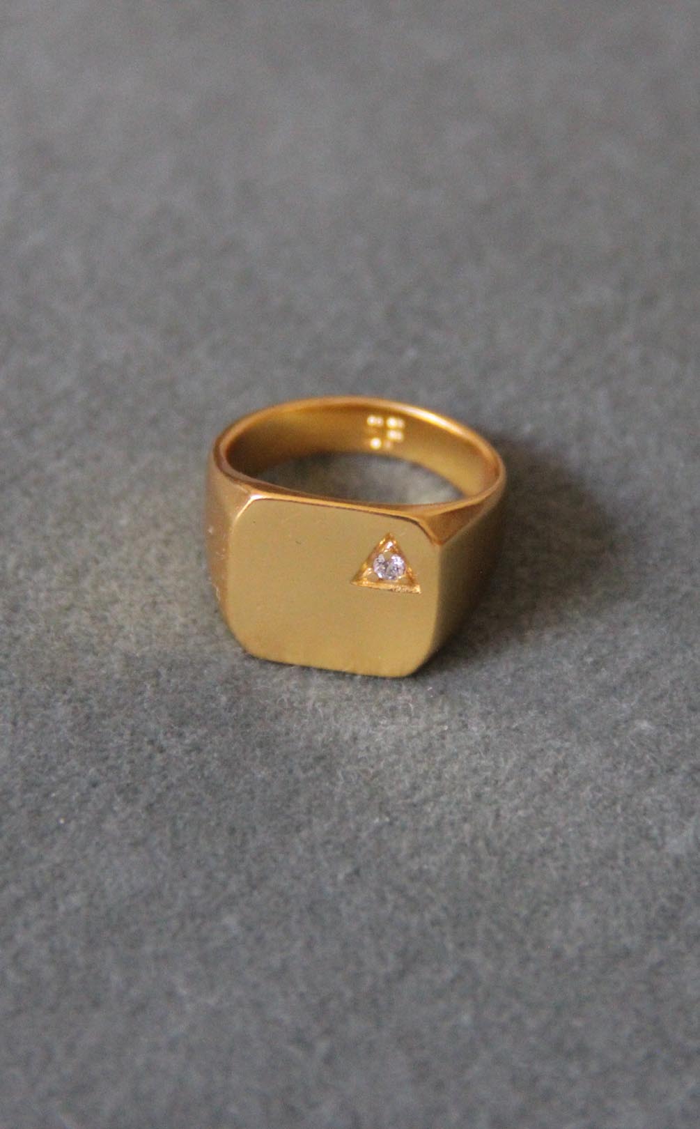 ANILLO de oro sello Misa cuadrado con circonita blanca bañado en oro de 24k de estilo vintage - SANDRA FRECKLED joyeria de mujer
