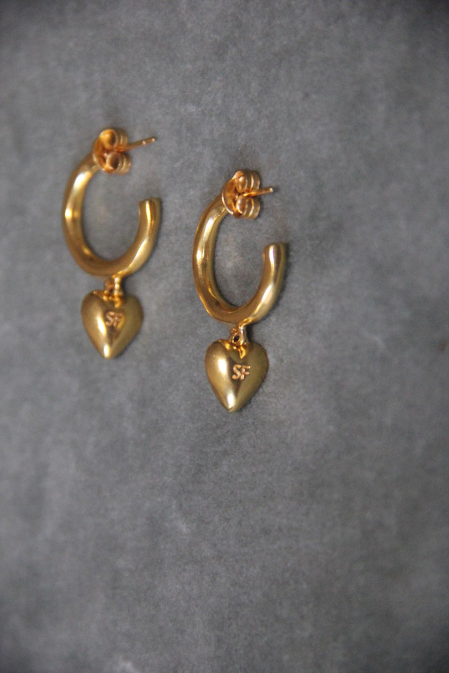 Pendientes de aro dorados AMOR con un colgante corazón bañado en oro de 24k de estilo vintage - SANDRA FRECKLED joyeria de mujer