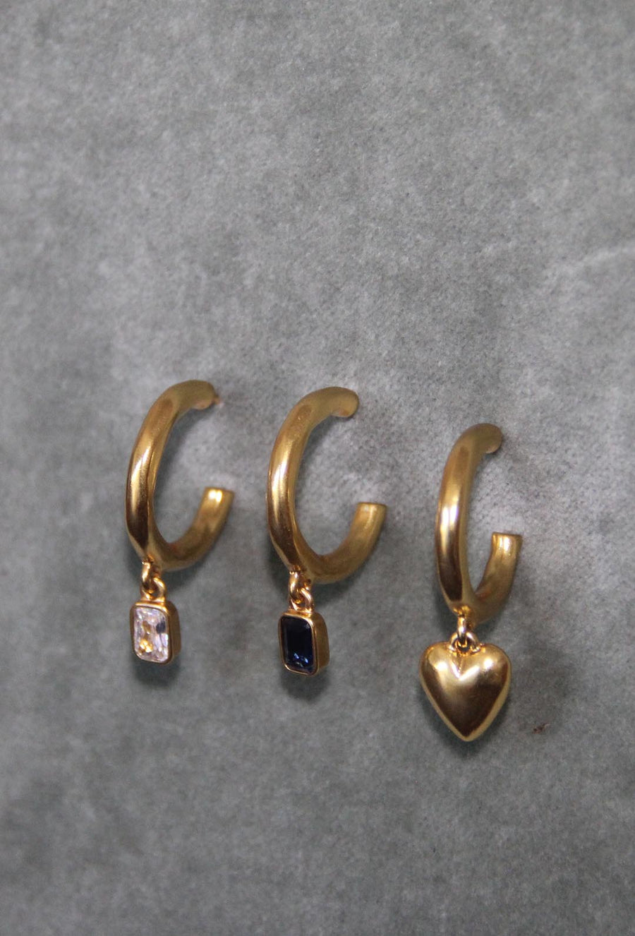 Pendientes de aro dorados AMOR con un colgante corazón bañado en oro de 24k de estilo vintage - SANDRA FRECKLED joyeria de mujer