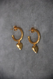 Pendientes de aro dorados AMOR con un colgante corazón bañado en oro de 24k de estilo vintage - SANDRA FRECKLED joyeria de mujer