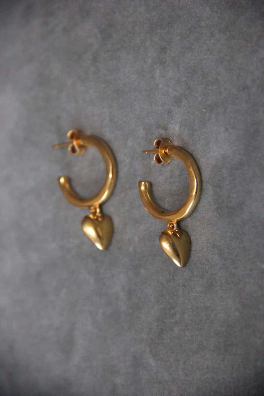 Pendientes de aro dorados AMOR con un colgante corazón bañado en oro de 24k de estilo vintage - SANDRA FRECKLED joyeria de mujer