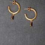 Pendientes de aro dorados con circonita azul bañado en oro de 24k de estilo vintage - SANDRA FRECKLED joyeria de mujer