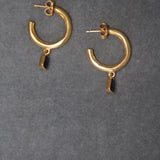 Pendientes de aro dorados con circonita azul bañado en oro de 24k de estilo vintage - SANDRA FRECKLED joyeria de mujer
