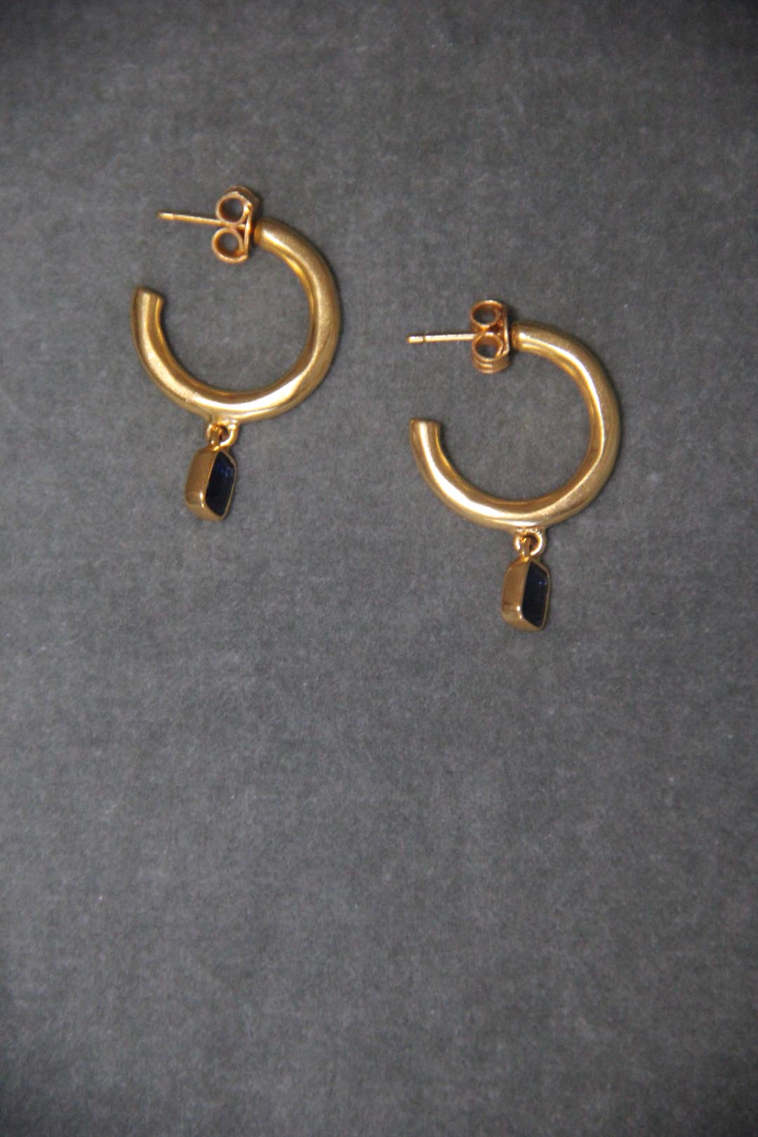 Pendientes de aro dorados con circonita azul bañado en oro de 24k de estilo vintage - SANDRA FRECKLED joyeria de mujer
