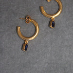 Pendientes de aro dorados con circonita azul bañado en oro de 24k de estilo vintage - SANDRA FRECKLED joyeria de mujer