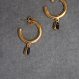 Pendientes de aro dorados con circonita azul bañado en oro de 24k de estilo vintage - SANDRA FRECKLED joyeria de mujer