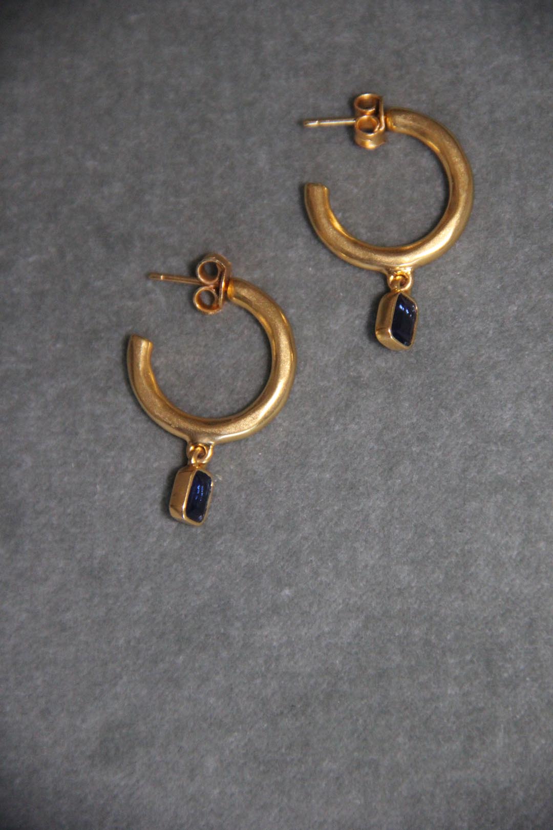 Pendientes de aro dorados con circonita azul bañado en oro de 24k de estilo vintage - SANDRA FRECKLED joyeria de mujer