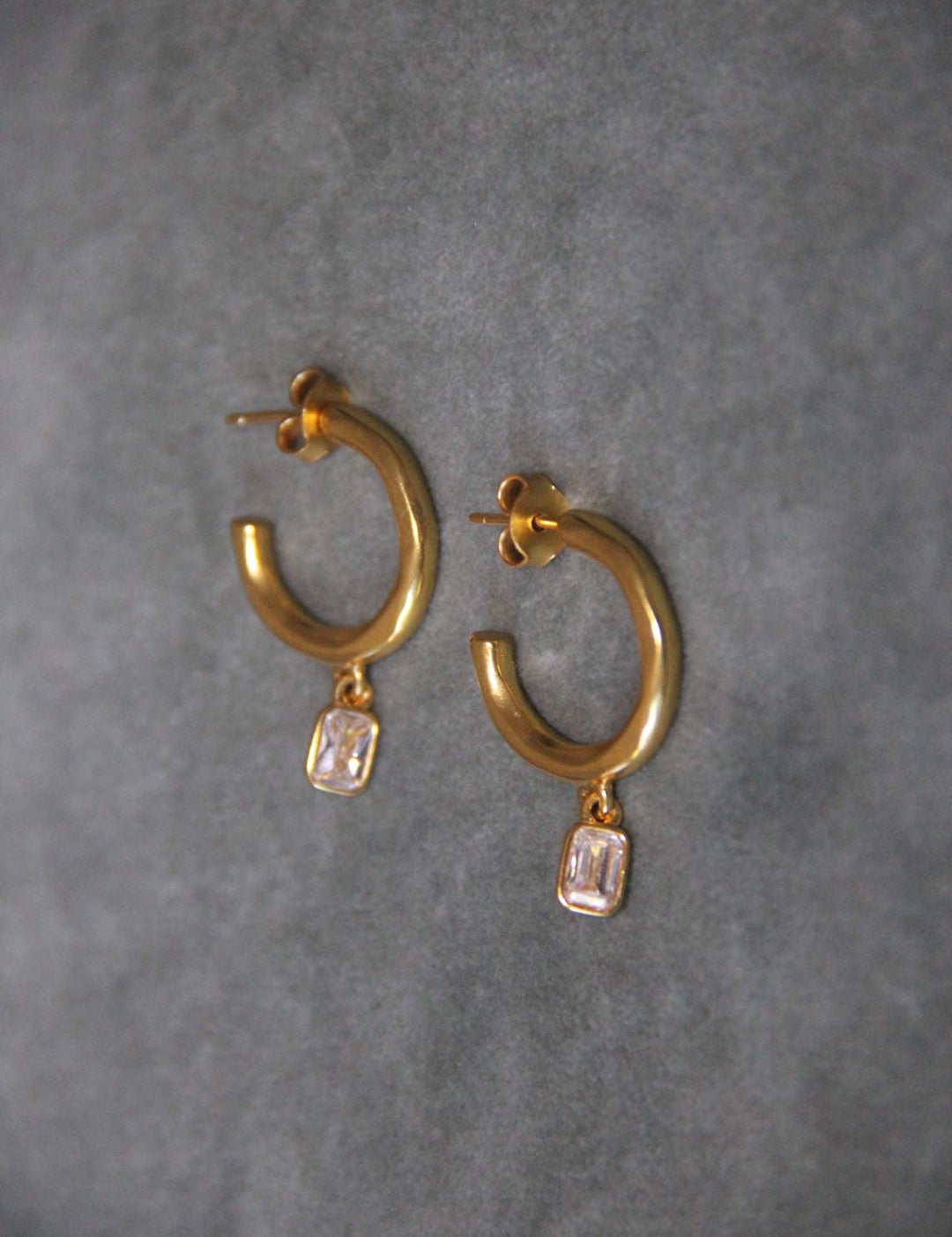 Pendientes de aro dorados con circonita blanca bañado en oro de 24k de estilo vintage - SANDRA FRECKLED joyeria de mujer