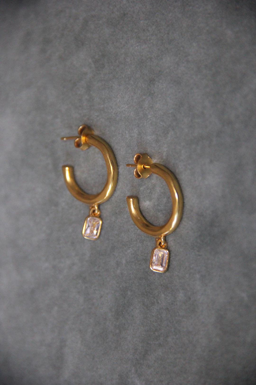 Pendientes de aro dorados con circonita blanca bañado en oro de 24k de estilo vintage - SANDRA FRECKLED joyeria de mujer