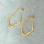 Pendientes de aro elegante MISA bañados en oro de 24k con dos pequeñas circonitas en el interior de estilo vintage - SANDRA FRECKLED joyeria de mujer