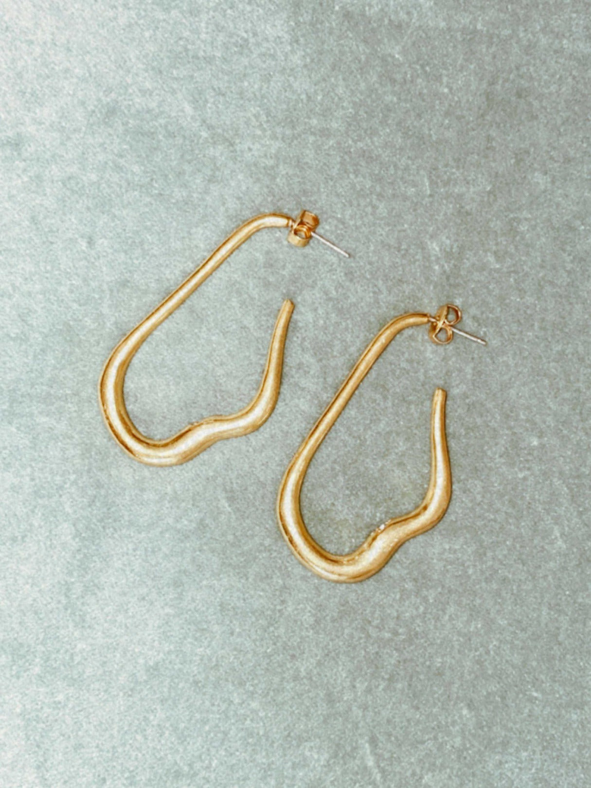Pendientes de aro elegante MISA bañados en oro de 24k con dos pequeñas circonitas en el interior de estilo vintage - SANDRA FRECKLED joyeria de mujer