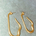 Pendientes  de aro elegante MISA bañados en oro de 24k con dos pequeñas circonitas  en el interior de estilo vintage - SANDRA FRECKLED joyeria de mujer