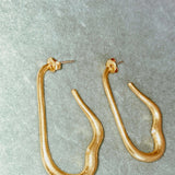 Pendientes  de aro elegante MISA bañados en oro de 24k con dos pequeñas circonitas  en el interior de estilo vintage - SANDRA FRECKLED joyeria de mujer