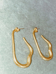Pendientes  de aro elegante MISA bañados en oro de 24k con dos pequeñas circonitas  en el interior de estilo vintage - SANDRA FRECKLED joyeria de mujer
