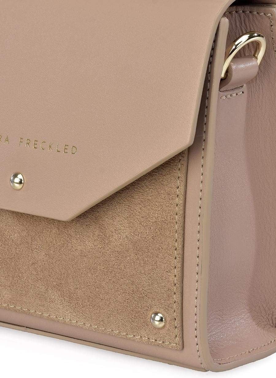 JULIETA Bolso de piel y suede en color beige con correa. Es un bolso estilo bandolera y de hombro - SANDRA FRECKLED bolsos de mujer